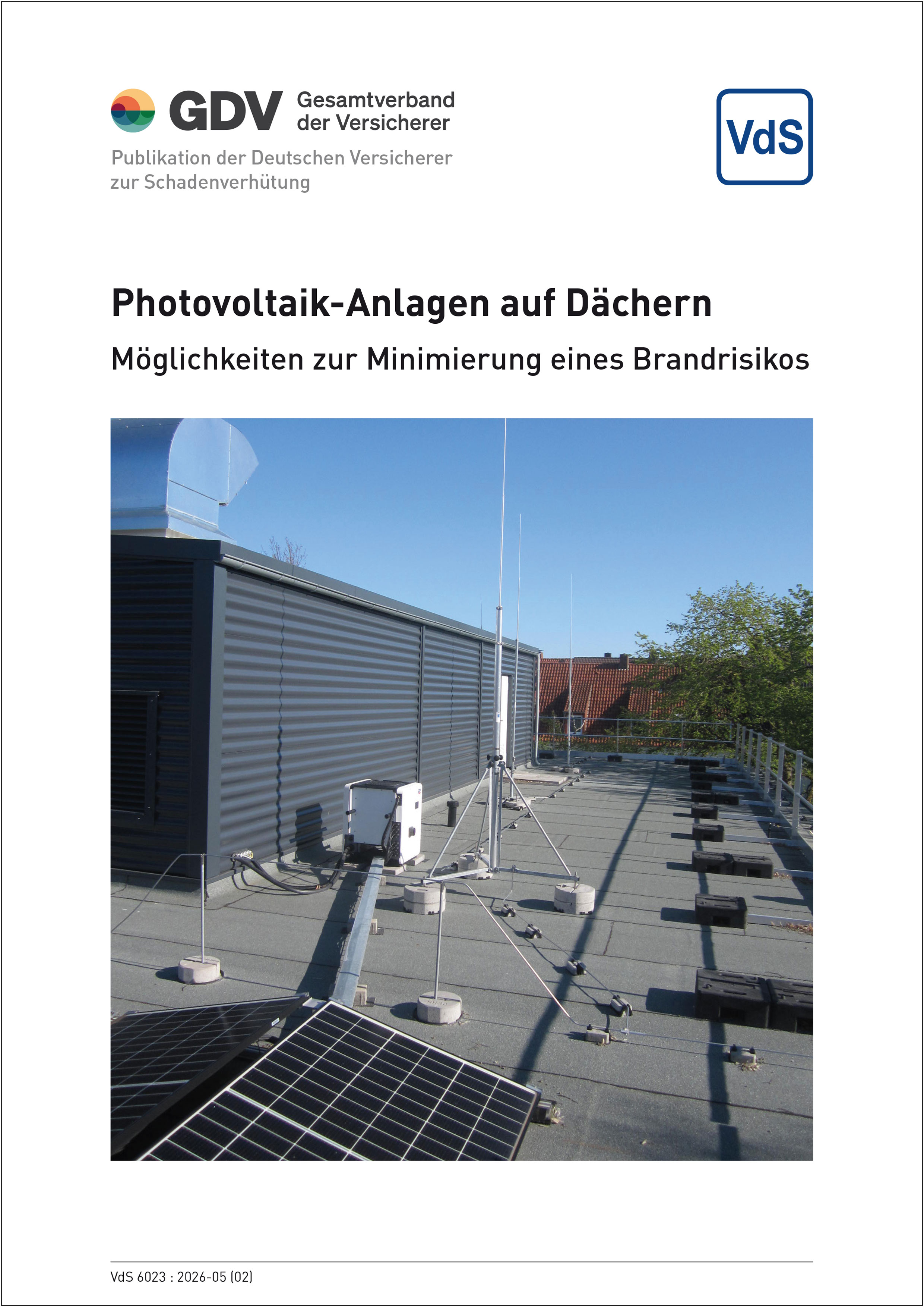 Titelseite der VdS 6023 mit Farbfoto einer PV-Anlage auf einem Flachdach
