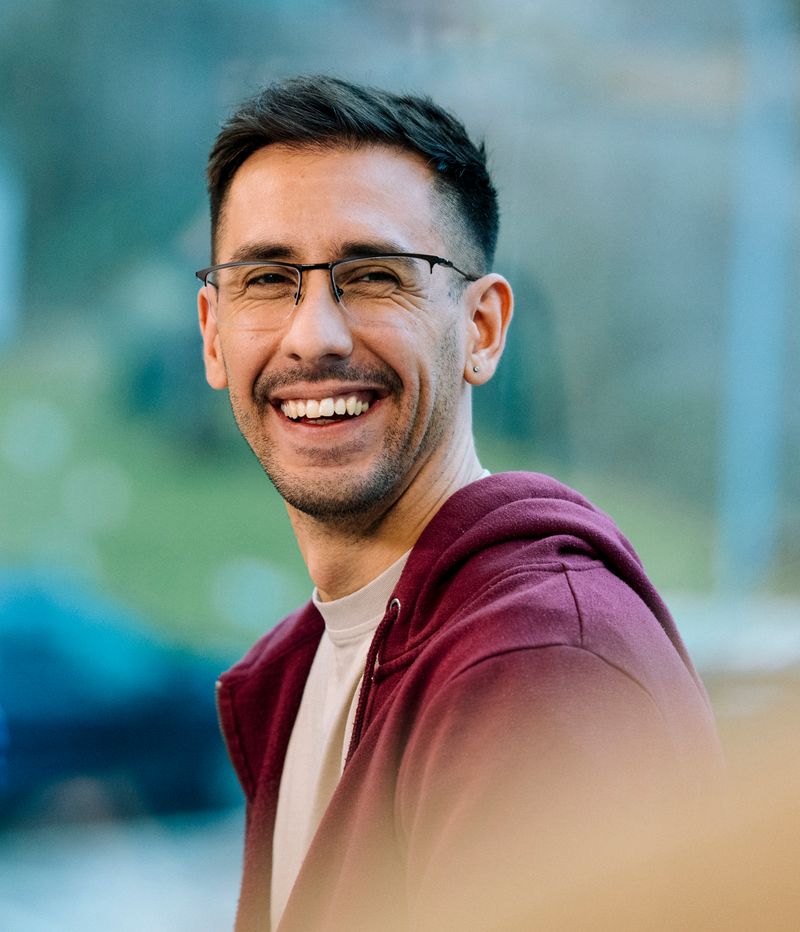 Sympathischer Mann mit entspanntem Lächeln vor moderner Glasfassade – steht für praxisnahe, qualitativ hochwertige VdS-Fortbildungen mit erstklassigen Referenten.