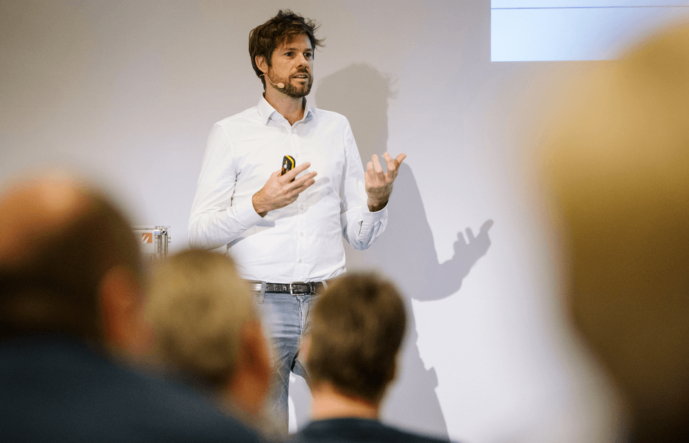 Ein Referent spricht vor Fachpublikum in einem großen Vortragssaal – typische Szene einer VdS-Fachtagung mit konzentrierter Atmosphäre und fachlichem Austausch.