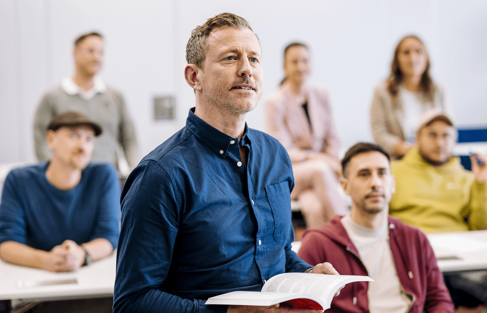 VdS-Referent erklärt praxisnahes Fachwissen vor Kolleginnen und Kollegen eines Unternehmens – individuelle Firmenschulung direkt im Team mit Praxisbezug und konkreten Fallbeispielen.