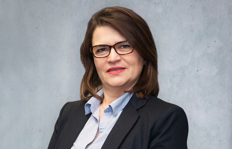 Lächelnder VdS-Kundenservice im Bildungszentrum – persönliche Ansprechpartnerin bzw. Ansprechpartner für Fortbildungsanfragen und Buchungen.