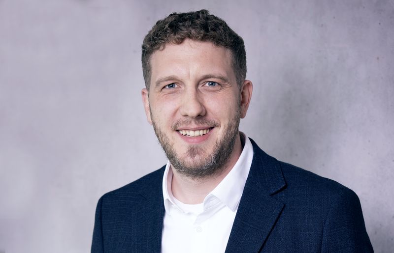 Lächelnder VdS-Kundenservice im Bildungszentrum – persönliche Ansprechpartnerin bzw. Ansprechpartner für Fortbildungsanfragen und Buchungen.