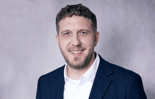 Lächelnder VdS-Kundenservice im Bildungszentrum – persönliche Ansprechpartnerin bzw. Ansprechpartner für Fortbildungsanfragen und Buchungen.