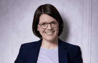 Lächelnder VdS-Kundenservice im Bildungszentrum – persönliche Ansprechpartnerin bzw. Ansprechpartner für Fortbildungsanfragen und Buchungen.