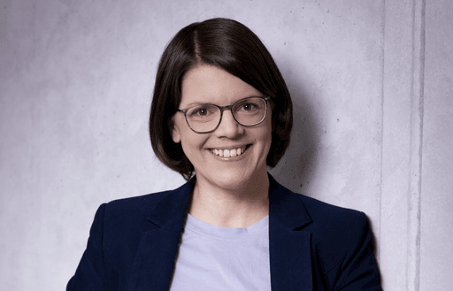 Lächelnder VdS-Kundenservice im Bildungszentrum – persönliche Ansprechpartnerin bzw. Ansprechpartner für Fortbildungsanfragen und Buchungen.