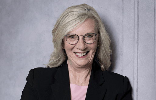 Lächelnder VdS-Kundenservice im Bildungszentrum – persönliche Ansprechpartnerin bzw. Ansprechpartner für Fortbildungsanfragen und Buchungen.