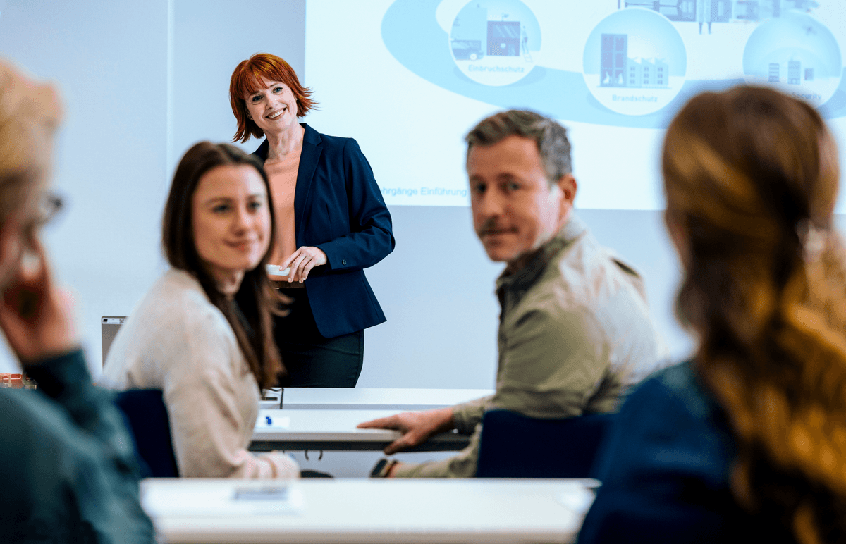 Teilnehmende eines VdS-Seminars im Austausch mit Dozierenden – das breite Bildungsangebot rund um VdS-Fortbildungen in den Bereichen Brandschutz, Security, Cyber-Security, Arbeitsschutz und mehr sorgt für nachhaltige Unternehmenssicherheit.