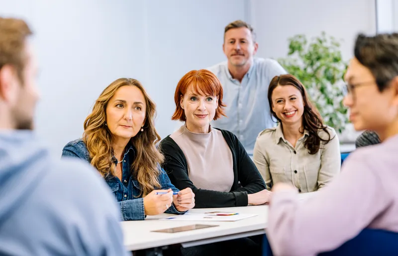 Teilnehmende einer VdS-Schulung tauschen sich zu gesetzlichen Pflichten und betrieblichen Maßnahmen im Arbeitsschutz aus - Fokus auf Sicherheit, Gesundheit und Verantwortung im Unternehmen.