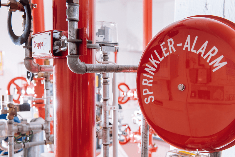 Sprinkler-Alarmanlage in technischer Demonstrationsumgebung – Symbol für regelmäßige Kontrolle, Wartung und Instandhaltung von Brandschutzanlagen gemäß BetrSichV und VdS-Richtlinien.