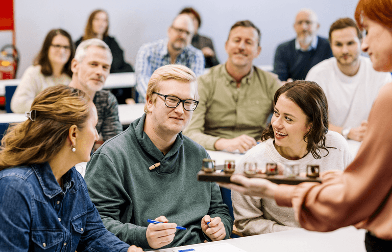 Engagierte Teilnehmende in einem praxisnahen Brandschutzseminar - idealer Einstieg für Einsteigerinnen und Einsteiger zur Vorbereitung auf die Ausbildung zum Brandschutzbeauftragten.