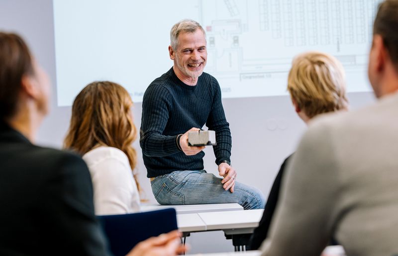 Engagierter Dozent im VdS-Lehrgang erläutert praxisnah die Technik des Blitzschutzes anhand eines Modells vor Teilnehmenden im Seminarraum.