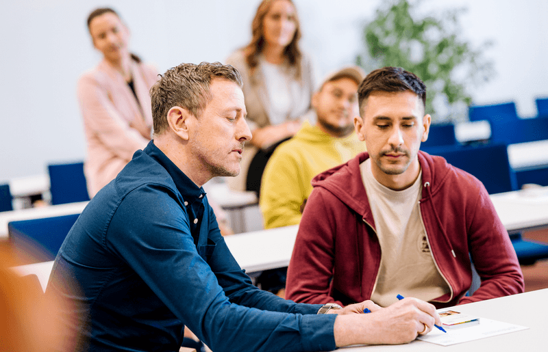 Teilnehmende eines VdS-Lehrgangs zur Photovoltaik-Technik bei einer Gruppenarbeit im Seminarraum – praxisnahe Weiterbildung für sichere Errichtung, Prüfung und Beurteilung von PV-Anlagen.