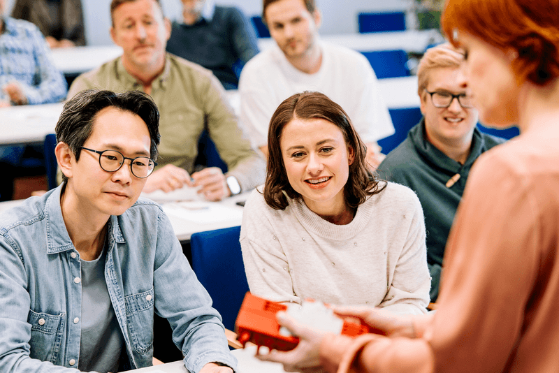 Teilnehmende eines VdS-Lehrgangs Messpraxis zum Prüfen elektrischer Anlagen begutachten ein Prüfgerät im Unterricht – Weiterbildung mit Praxisbezug im VdS-Bildungszentrum.