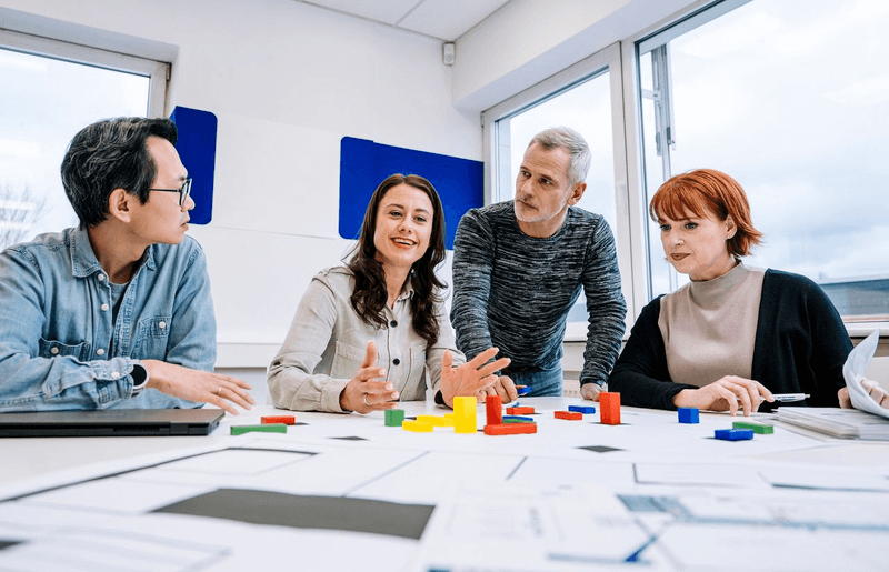 Engagierte Teilnehmende im Austausch über Inhalte aus den VdS-Lehrgängen rund um Unternehmenssicherheit – von Brandschutz über Security, elektrische Anlagen und Cyber-Security bis zu Arbeitsschutz und Naturgefahren.