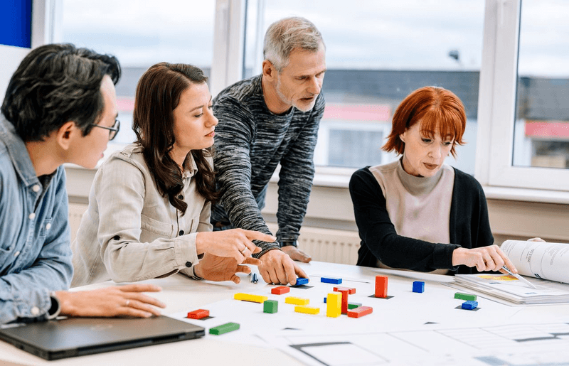 Intensive Gruppenarbeit im VdS-Lehrgang zur Prüfungsvorbereitung für NSL-Fachkräfte; behandelt wird der komplette Prüfungsstoff zur Zertifizierung als (leitende) NSL-Fachkraft gemäß VdS-Lehrplan.