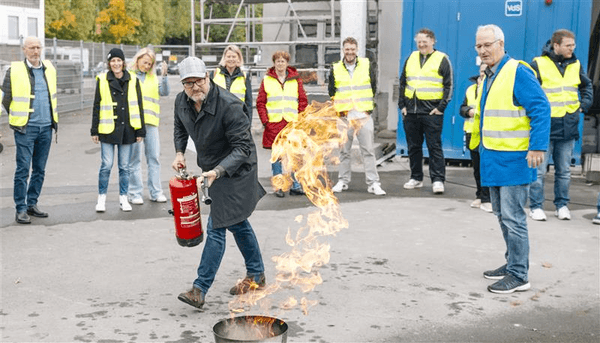 Teilnehmender löscht offenes Feuer bei einer praktischen Übung im Rahmen der gesetzlich vorgeschriebenen Fortbildung für Brandschutzbeauftragte – VdS bietet hierfür zahlreiche zertifizierte Weiterbildungen mit hohem Praxisanteil.